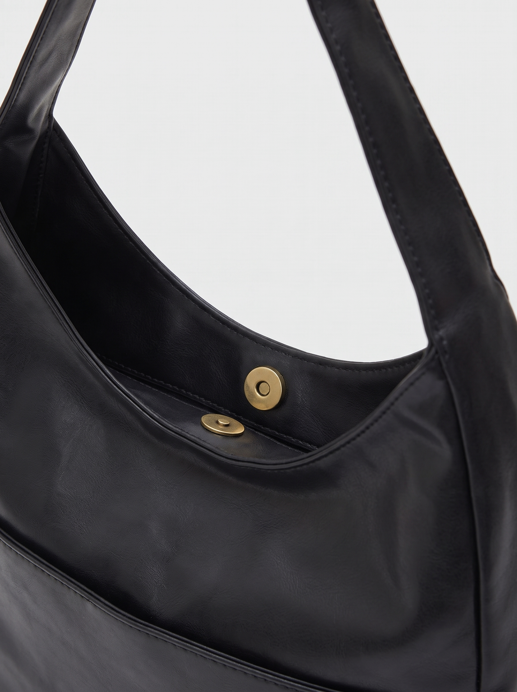 all-groups - The Honorine Hobo, close-up of the magnetic closure