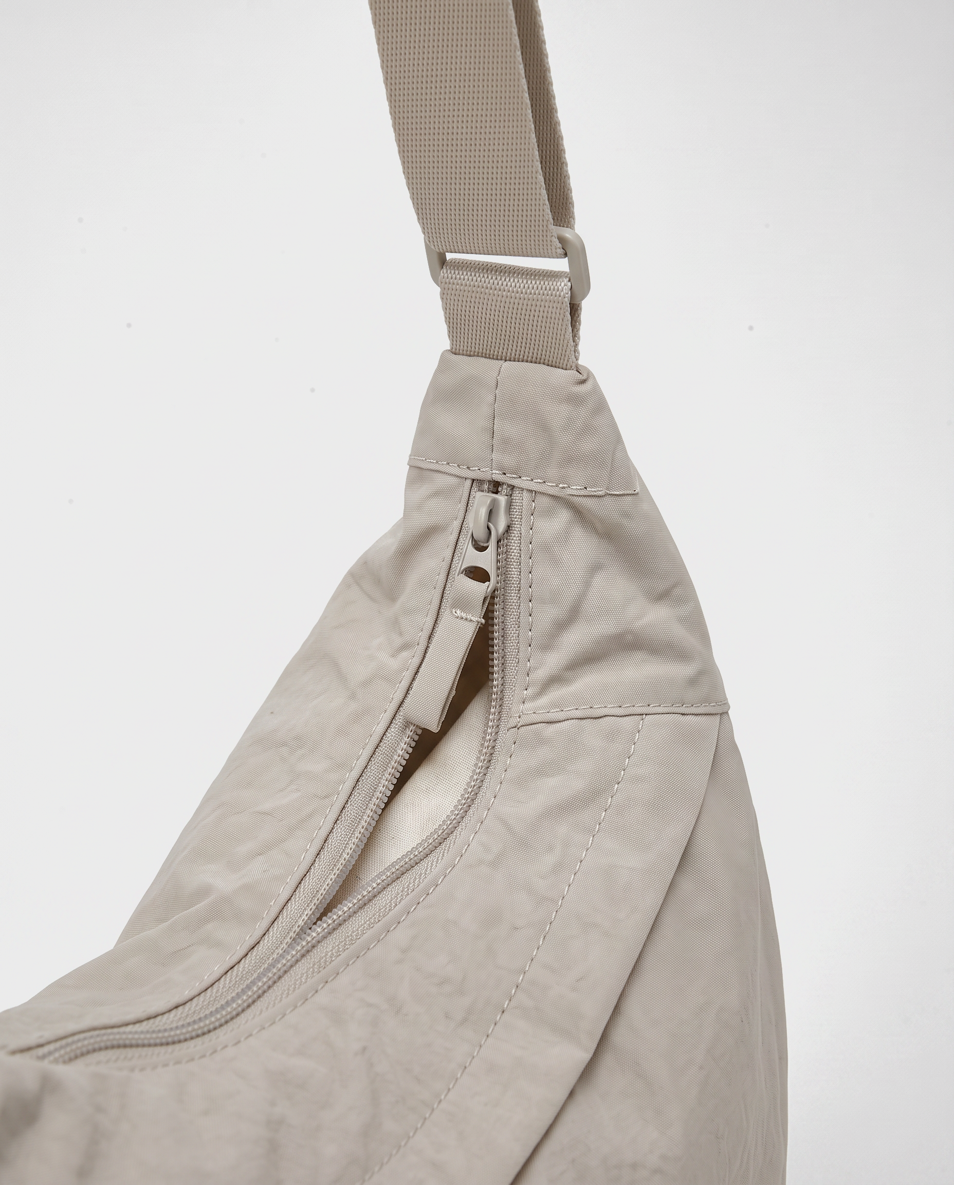 all-groups - The Agathe Crossbody, close-up of the zip closure