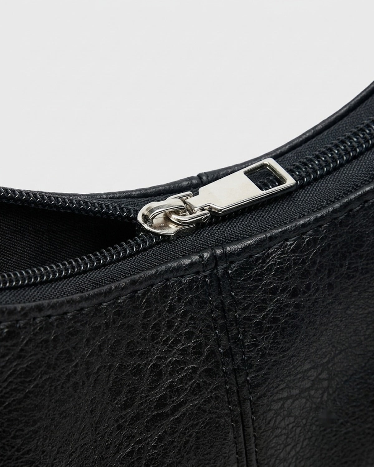 Maison Loria The Anaïs Hobo in Black