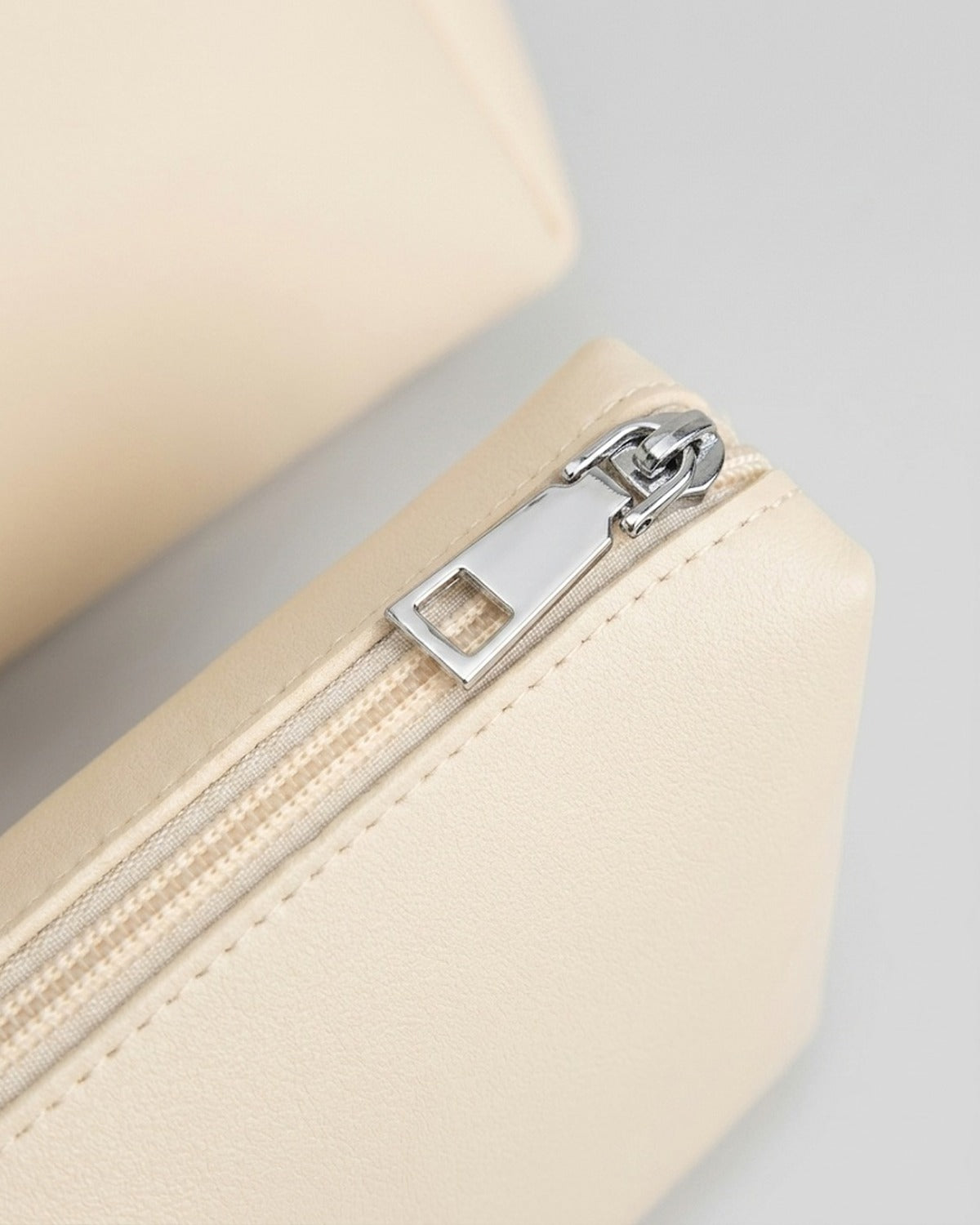 Maison Loria The Sidonie Hobo in White