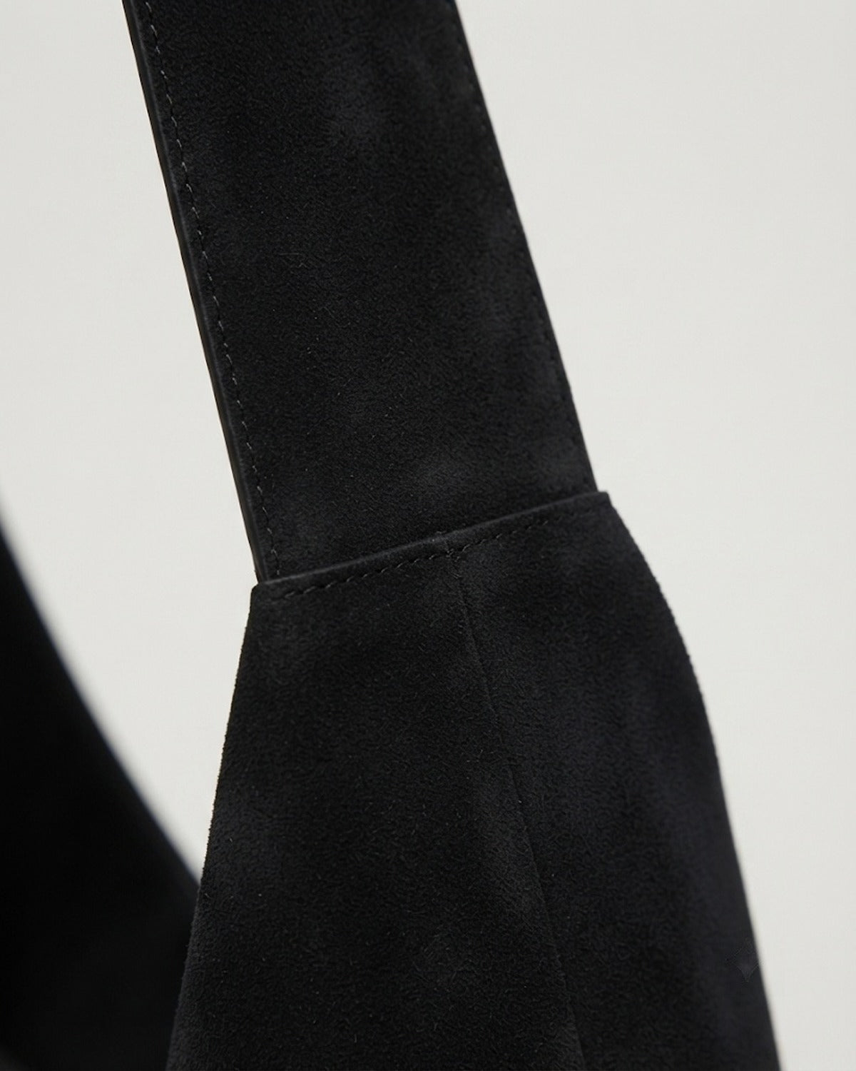 Maison Loria The Théodora Hobo in Black